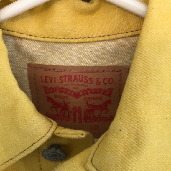 Levi denim vest mustard yellow so versatile 🐡 - Picture 3 of 7